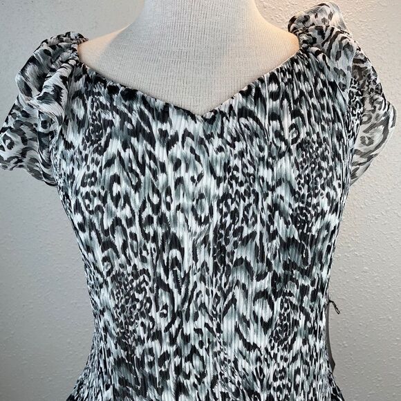 NWT Essentials by Milano Blouse Top Size M - Picture 2 of 8